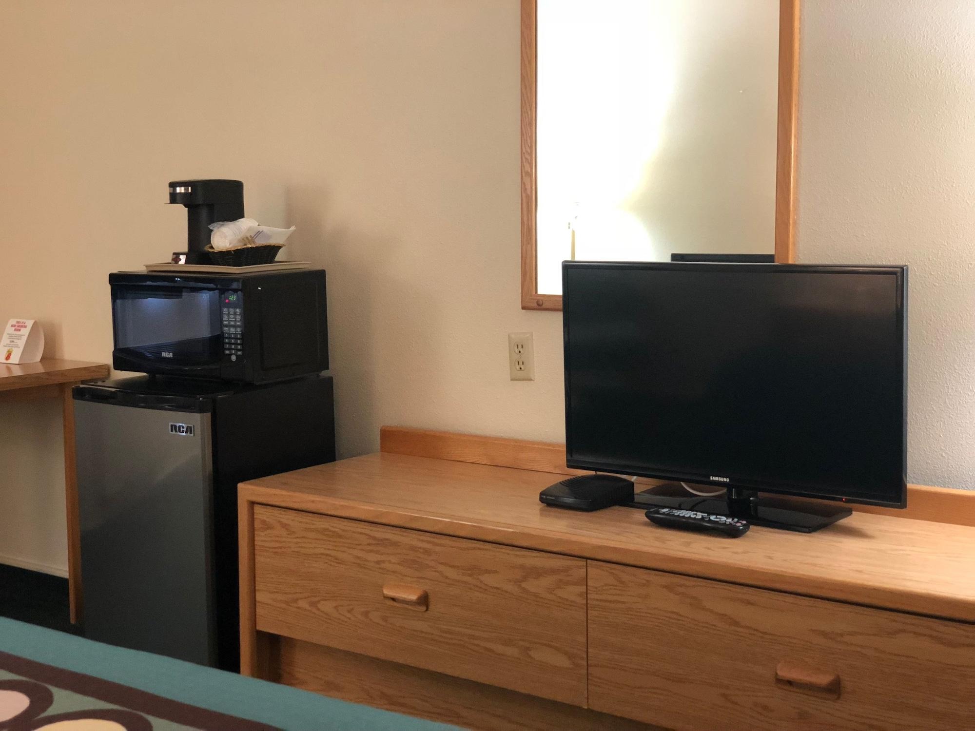 Super 8 By Wyndham Moose Jaw Sk Hotel Ngoại thất bức ảnh