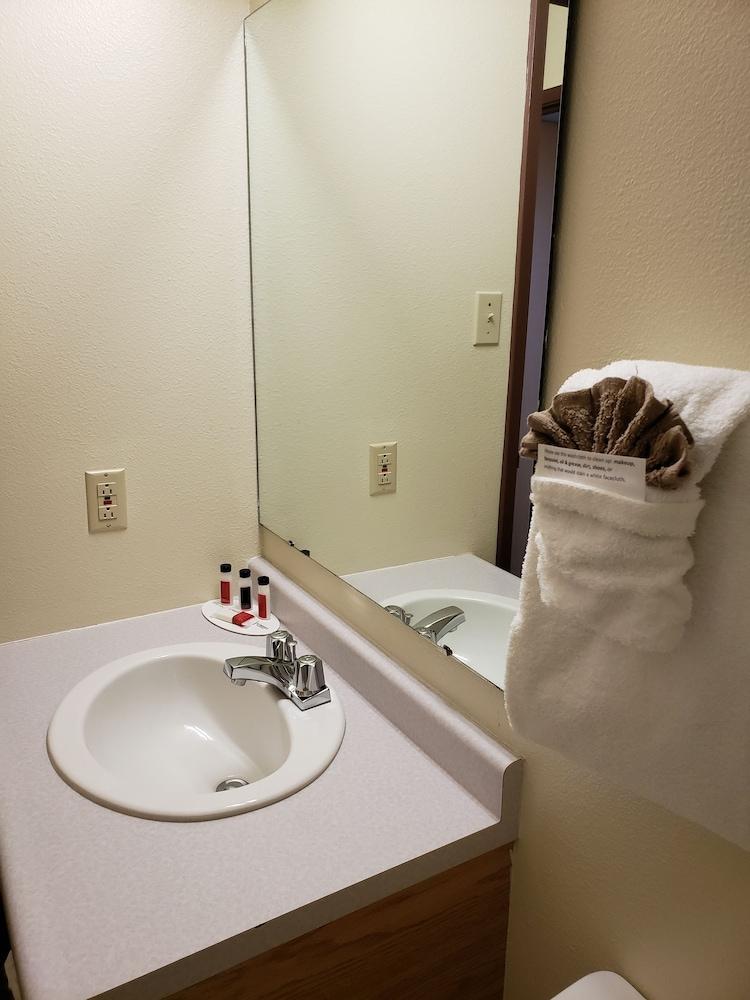 Super 8 By Wyndham Moose Jaw Sk Hotel Ngoại thất bức ảnh
