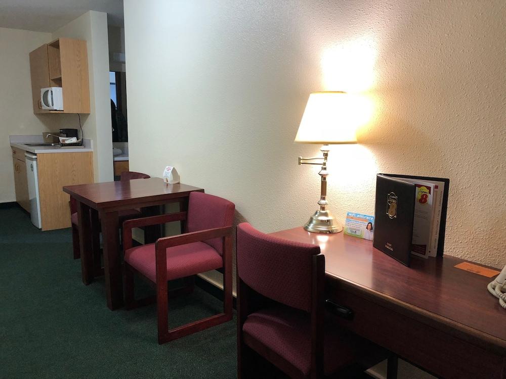 Super 8 By Wyndham Moose Jaw Sk Hotel Ngoại thất bức ảnh
