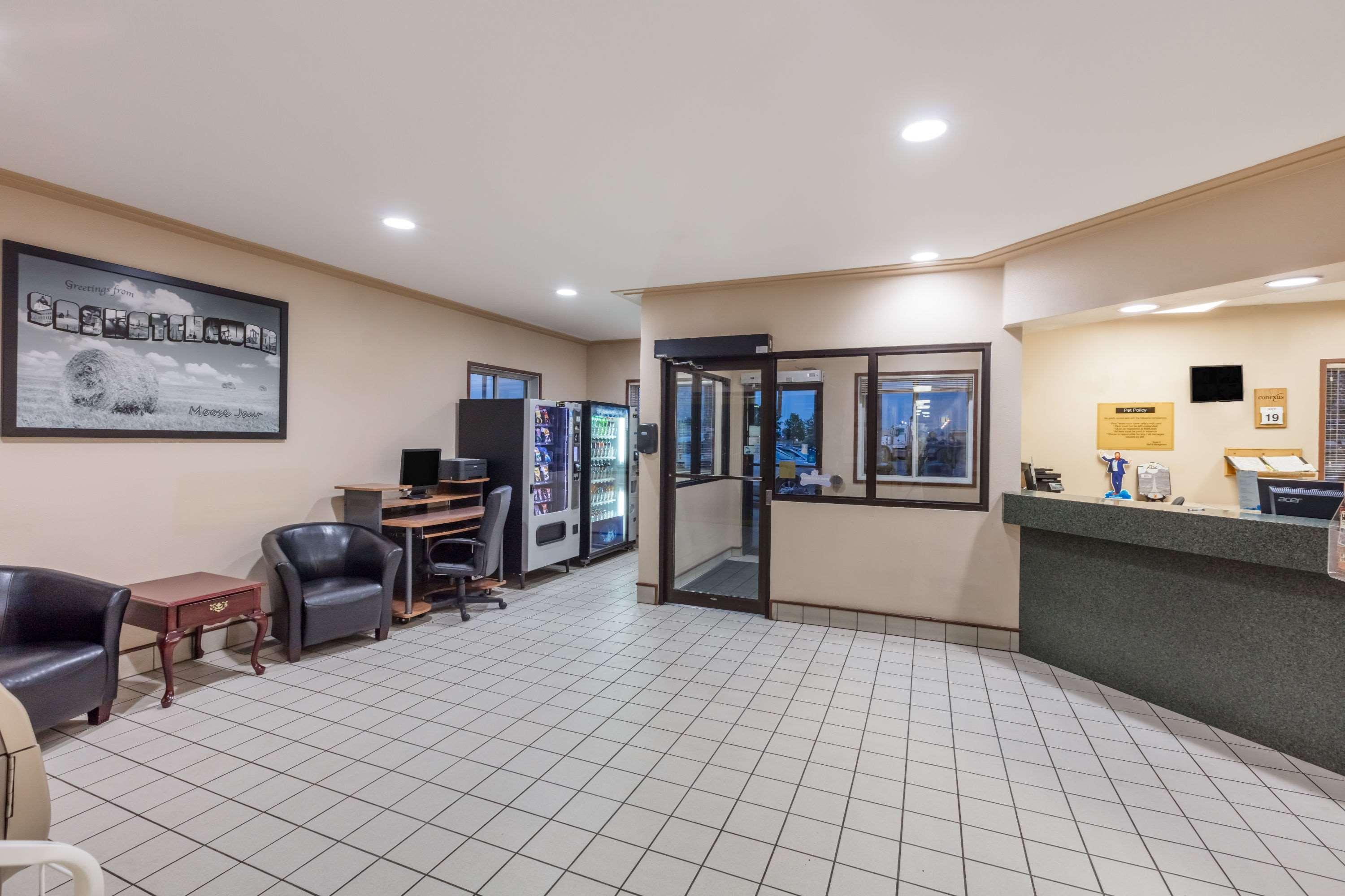 Super 8 By Wyndham Moose Jaw Sk Hotel Ngoại thất bức ảnh