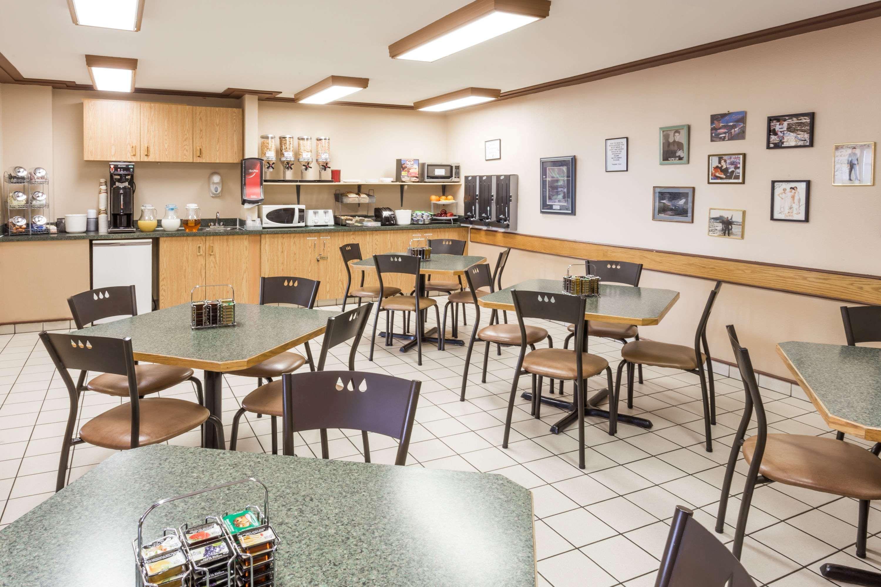 Super 8 By Wyndham Moose Jaw Sk Hotel Ngoại thất bức ảnh