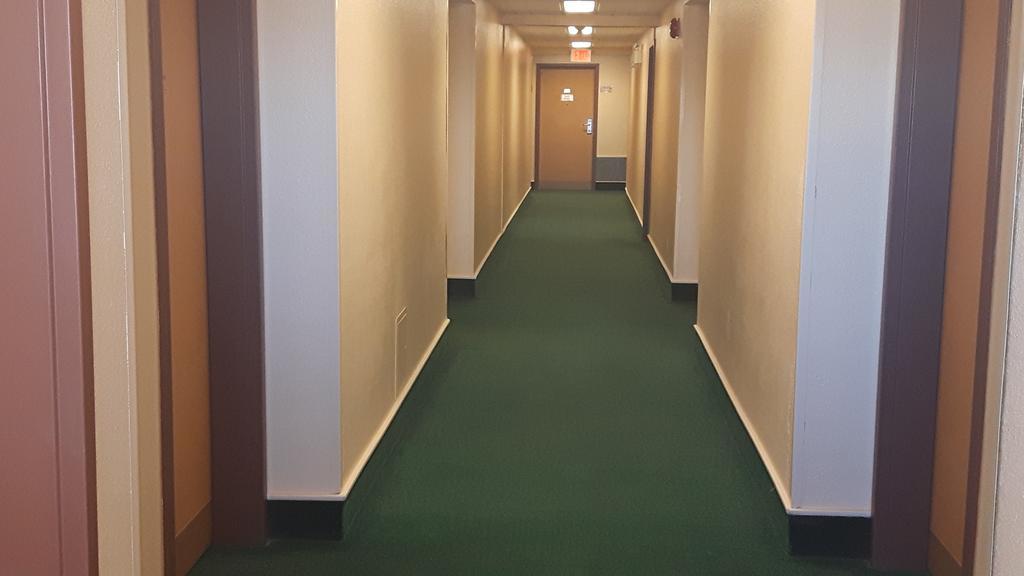 Super 8 By Wyndham Moose Jaw Sk Hotel Ngoại thất bức ảnh
