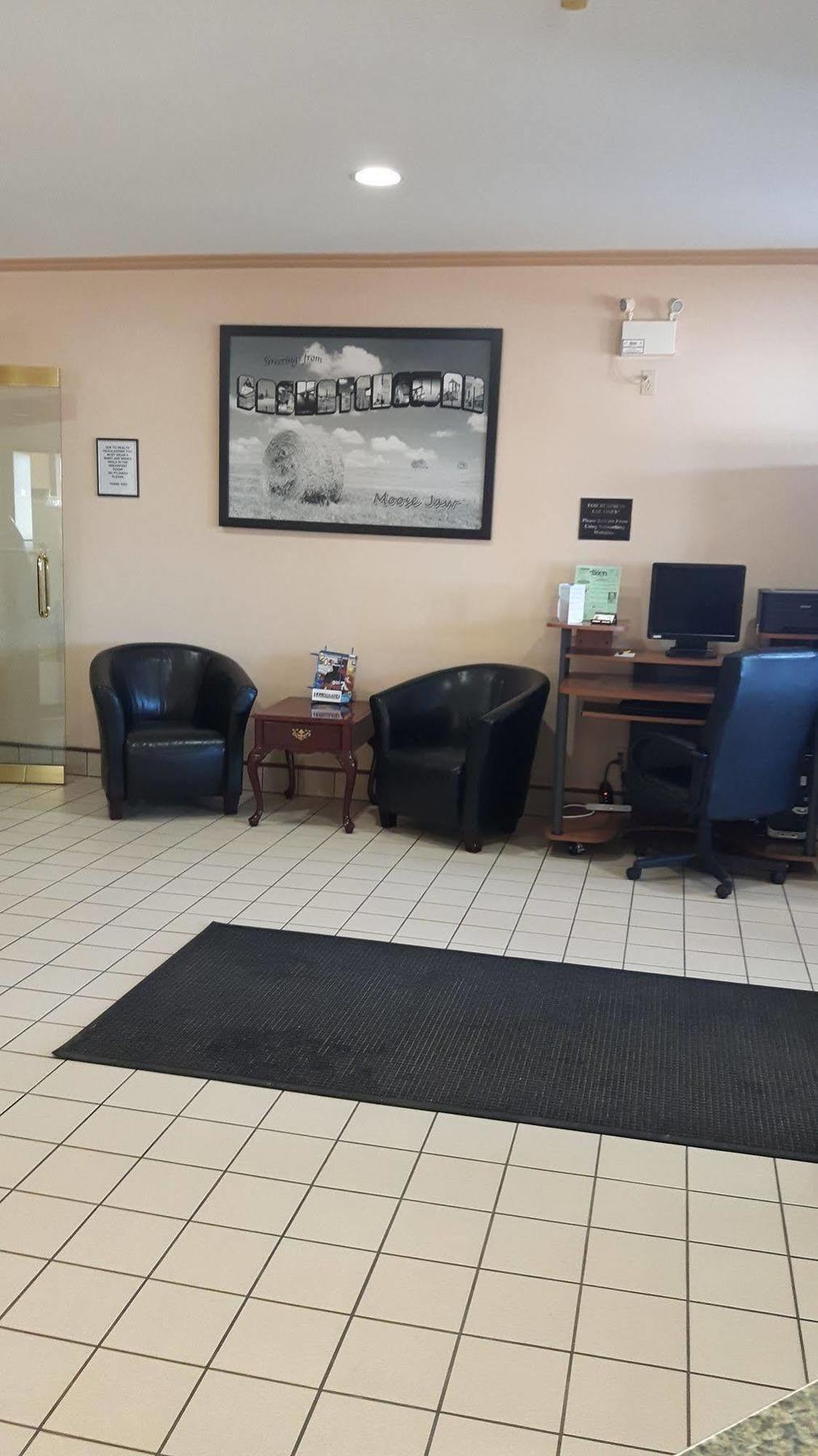 Super 8 By Wyndham Moose Jaw Sk Hotel Ngoại thất bức ảnh