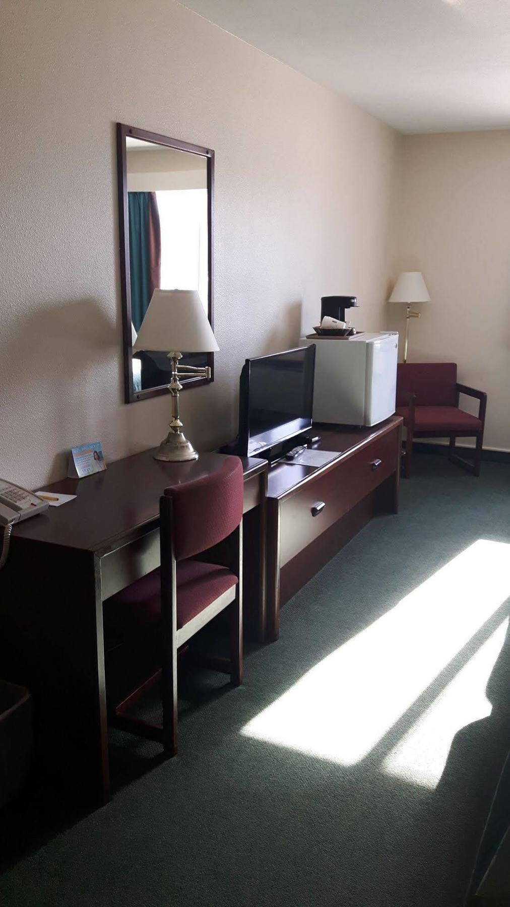 Super 8 By Wyndham Moose Jaw Sk Hotel Ngoại thất bức ảnh