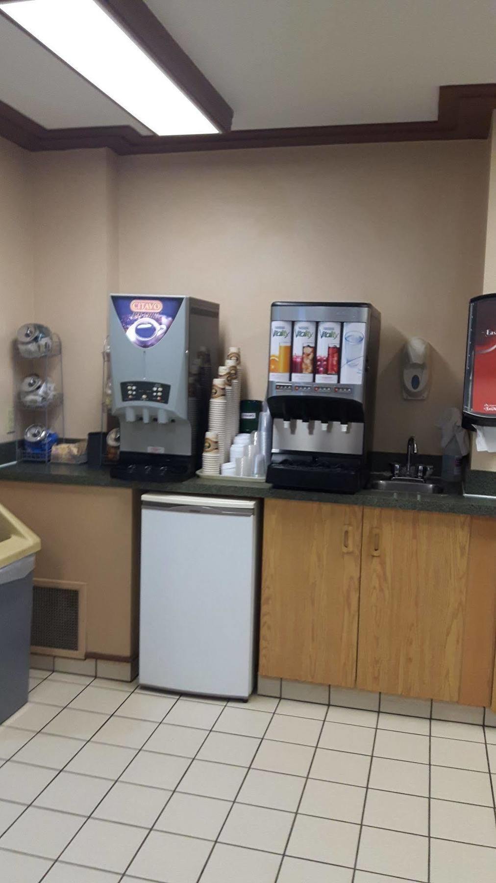 Super 8 By Wyndham Moose Jaw Sk Hotel Ngoại thất bức ảnh