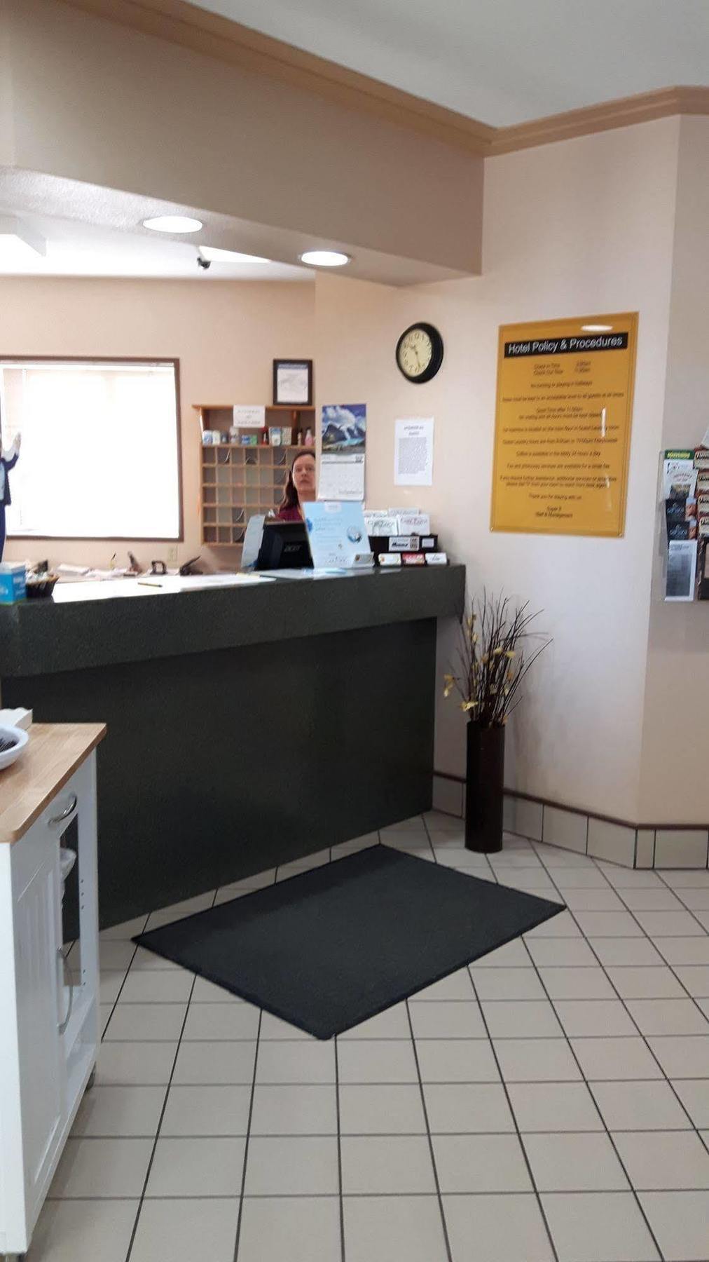 Super 8 By Wyndham Moose Jaw Sk Hotel Ngoại thất bức ảnh